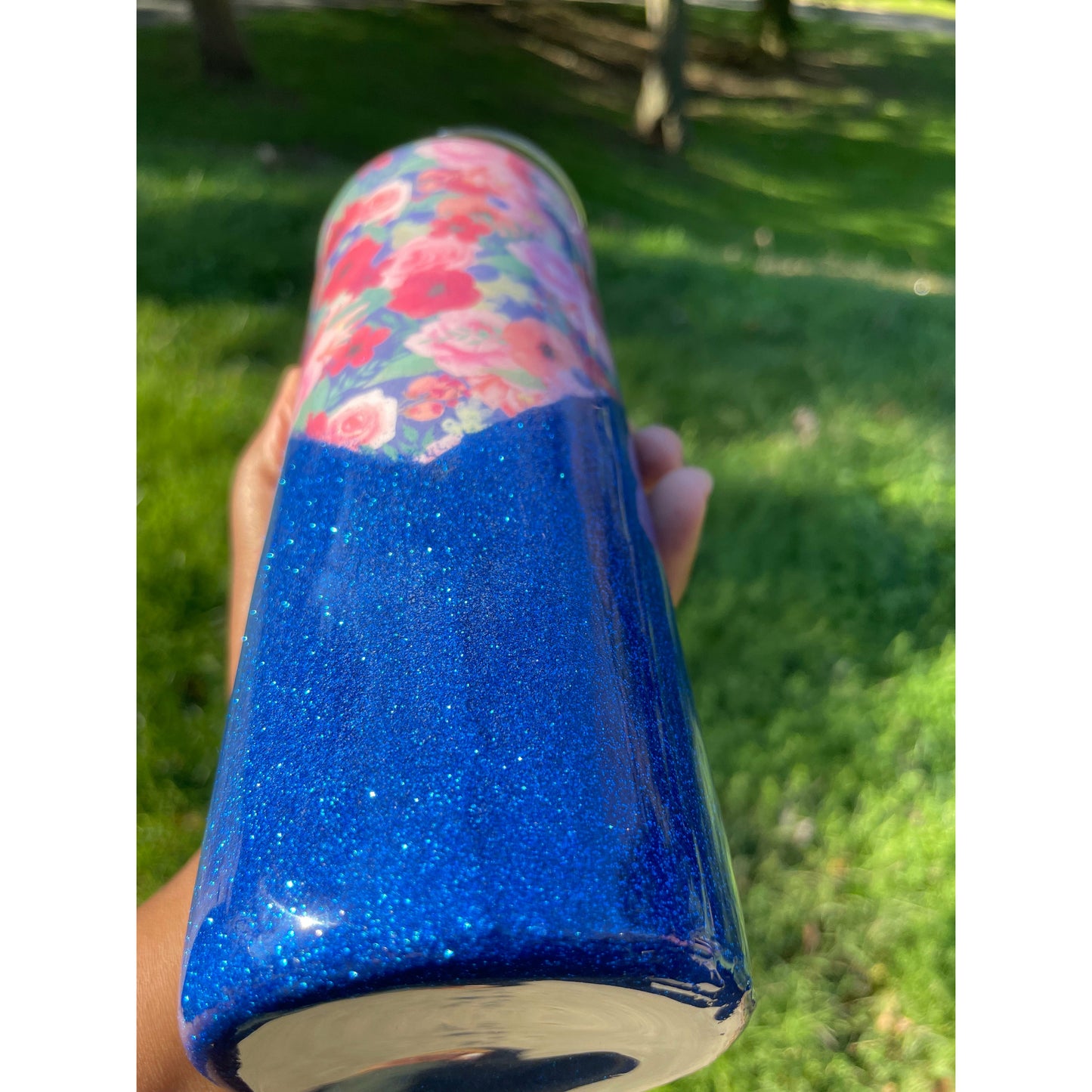 20oz skinny tumbler with v-split floral design and blue glitter